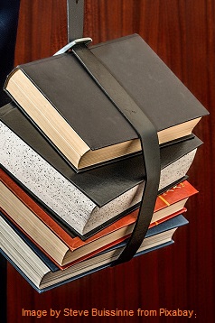 Bücher https://pixabay.com/photos/books-student-study-education-1012088/